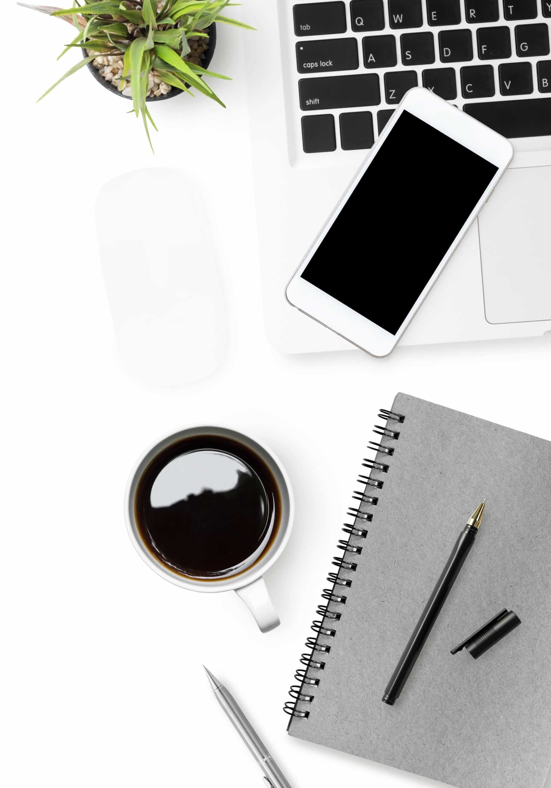 Notizbuch, Kaffee, Laptop auf Schreibtisch